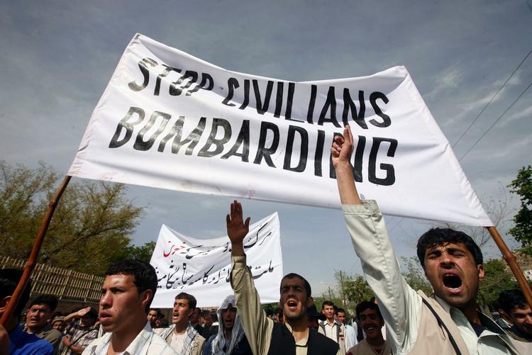 Civilbefolkningen lider under de blodige kampe mellem Nato-styrker og Taleban i Afghanistan. Nu vil Taleban vinde civilbefolkningens hjerter med nyt etisk kodeks. 