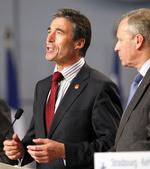 Anders Fogh Rasmussen sammen med Natos nuværende generalsekretær, hollænderen Jaap de Hoop Scheffer. (Arkivfoto) 
