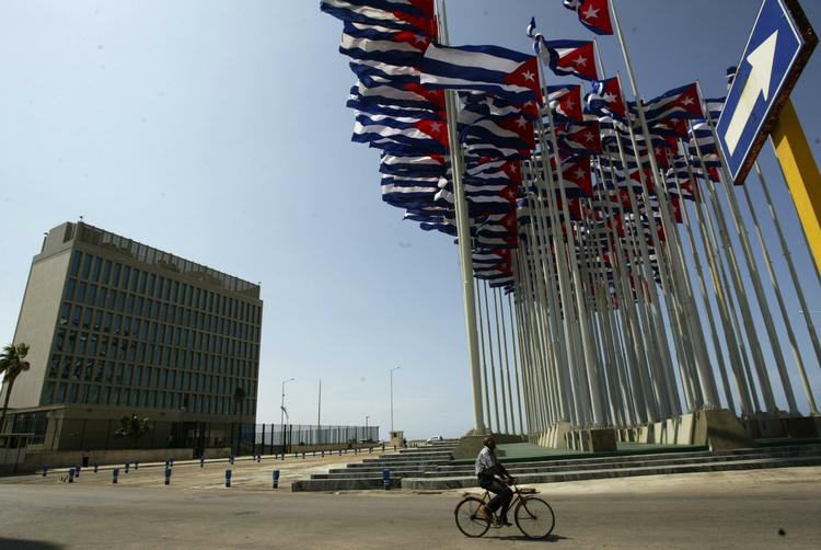 Cubas regering stillede flag og plakater i vejen for lysavisen. 