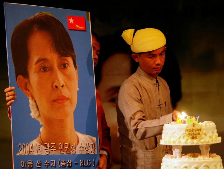 En aktivist fra Myanmar markerede i sidste måned Aung San Suu Kyis 64 års fødselsdag i Sydkoreas hovedstad, Seoul. 