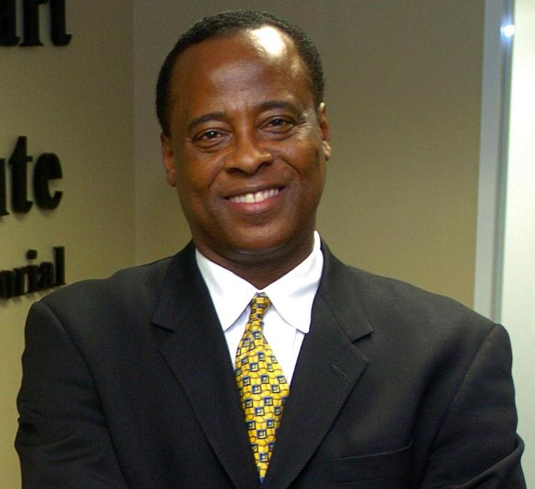 Myndighederne mistænker Michael Jacksons læge Conrad Murray for at have givet popstjernen det stof, som endte med at tage livet af ham. 