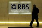 Syv af de største britiske banker stod i går skoleret for den britiske finansminister Alistair Darling, som advarer dem om en undersøgelse af bankerne, hvis ikke de sætter udlånsrenterne ned i takt med grundrenten. 