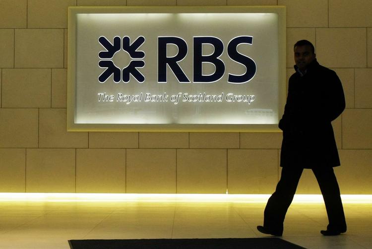 Syv af de største britiske banker stod i går skoleret for den britiske finansminister Alistair Darling, som advarer dem om en undersøgelse af bankerne, hvis ikke de sætter udlånsrenterne ned i takt med grundrenten. 