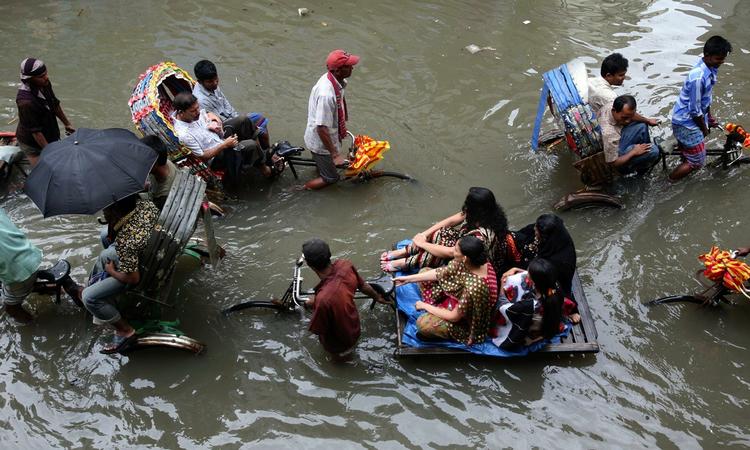 Ifølge FN har klimaændringer skabt et mere ekstremt vejr på kloden. Her er det Bangladesh hovedstad, der er blevet oversvømme af 333 milimeter regn, der faldt på 12 timer. 