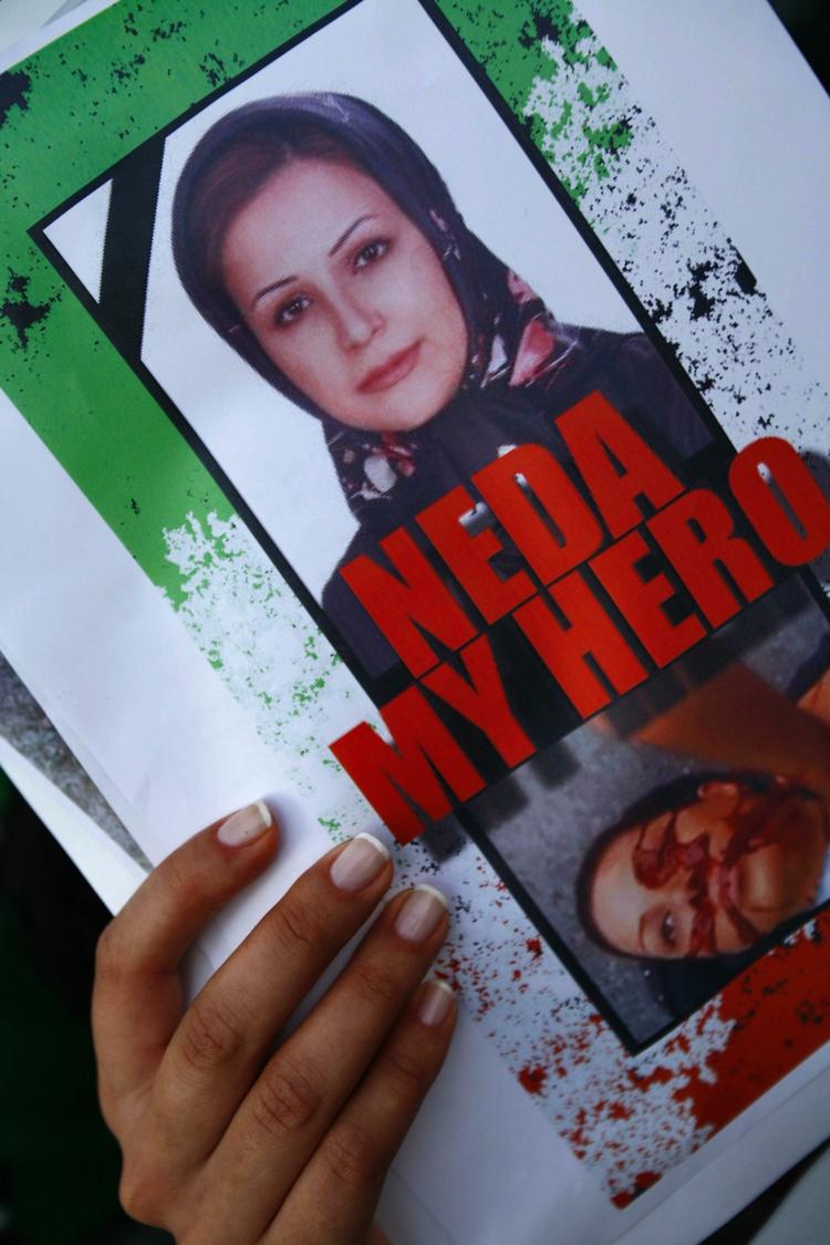 Neda Agha Soltan er en af de dræbte iranere, som oppositionen ville mindes på torsdag. Arkivfoto 