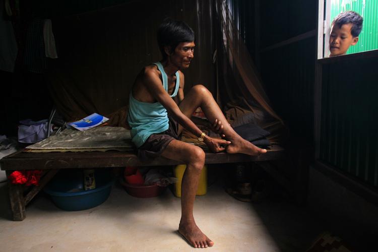 38-årige Sok Tra er en af de hiv-smittede personer, der er blevet tvunget til at bo i Tuol Sambo-slumbyen i udkanten af hovedstaden Phnom Penh i Cambodja. 