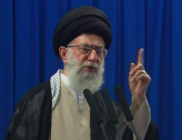 Ayatollah Ali Khamenei har besluttet at lukke et omstridt fængsel. 150 demonstranter tilbageholdes stadig. 