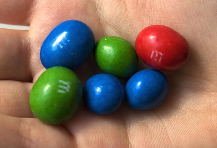 Stoffet i blå M&amp;Ms kan begrænse skader i rygsøjlen, viser ny forskning. 
