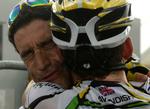 George Hincapie, til venstre, ser plaget ud, da han lykønsker holdkammeraten Mark Cavendish, efter sejren på 19. etape. Men det skyldes måske, at Hincapie havde kørt rundt med brækket kraveben siden 17. etape af årets Tour de France. 