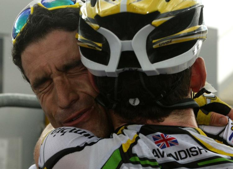 George Hincapie, til venstre, ser plaget ud, da han lykønsker holdkammeraten Mark Cavendish, efter sejren på 19. etape. Men det skyldes måske, at Hincapie havde kørt rundt med brækket kraveben siden 17. etape af årets Tour de France. 