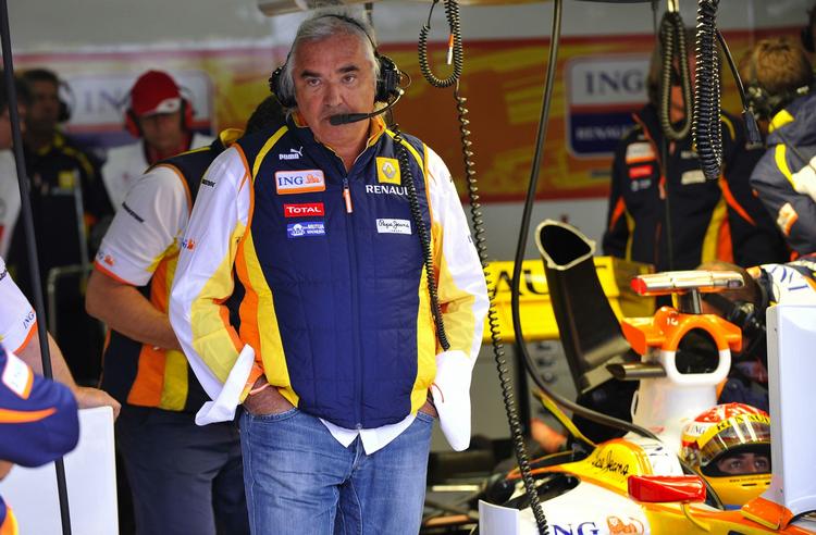Flavio Briatore får klar besked af sin kører, Nelson Piquet jr. Arkivfoto. 