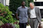 Den tidligere Atlanta Falcon quarterback, Michael Vick, til venstre, blev løsladt 20. juli og har nu fået tilladelse til at spille igen. 
