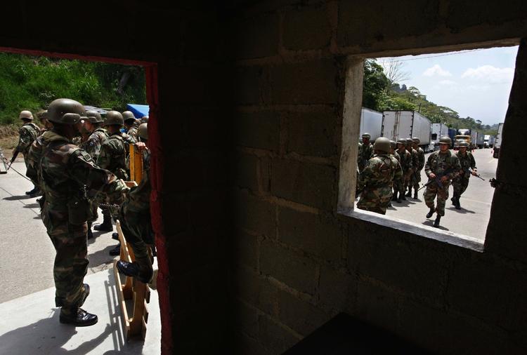 Soldater fra Honduras på en vagtpost nær grænsen til Nicaragua, hvor den eksilerede præsident har slået lejr. 