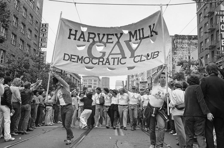 Året efter Harvey Milks nedskydning marcherede homoerne igen i 1979 i San Francisco, men nu kom truslen især et andet sted fra: Hiv og aids var i gang med at tynde ud i ghettoen, og der skulle gå små 20 år, før det værste var ovre. 