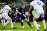 Fredrik Berglund, i midten med blå trøje, spiller for norske Stabæk, der i aften møder FCK i Champions League-gruppespillet. Her er han i aktion i en kamp mod albanske KF Tirana. 
