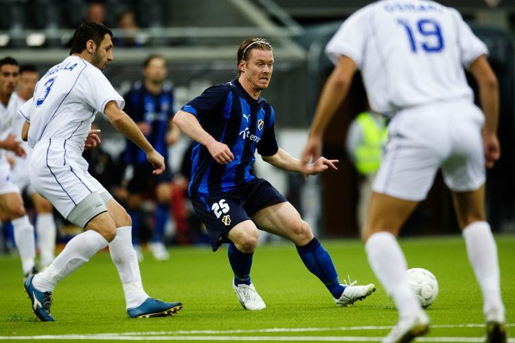 Fredrik Berglund, i midten med blå trøje, spiller for norske Stabæk, der i aften møder FCK i Champions League-gruppespillet. Her er han i aktion i en kamp mod albanske KF Tirana. 