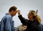 Mads Mikkelsen får justerer sminken under optagelser til 'De grønne slagtere' i Faaborg. Filmen var den første, som Filmfyn var engageret i. Arkivfoto 