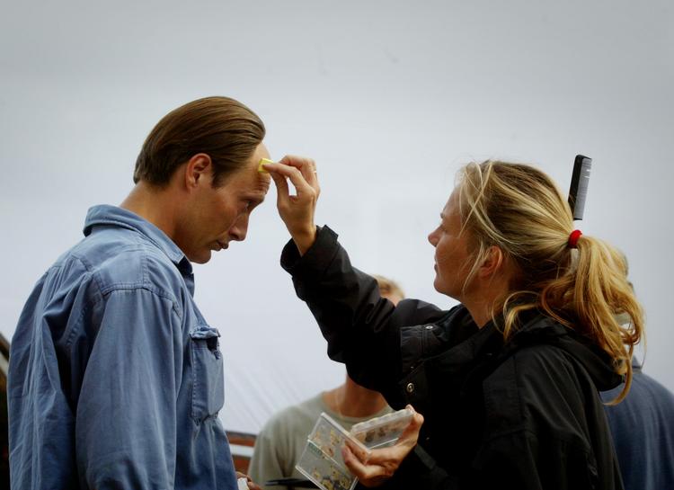 Mads Mikkelsen får justerer sminken under optagelser til 'De grønne slagtere' i Faaborg. Filmen var den første, som Filmfyn var engageret i. Arkivfoto 