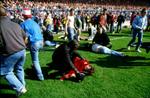 96 blev dræbt, da alt for mange blev lukket ind på Hillsborough Stadium i Sheffield til FA Cup- semifinalen mellem Liverpool og Nottingham Forest den 15. april 1989. Her forsøger man at hjælpe nogle af ofrene. 