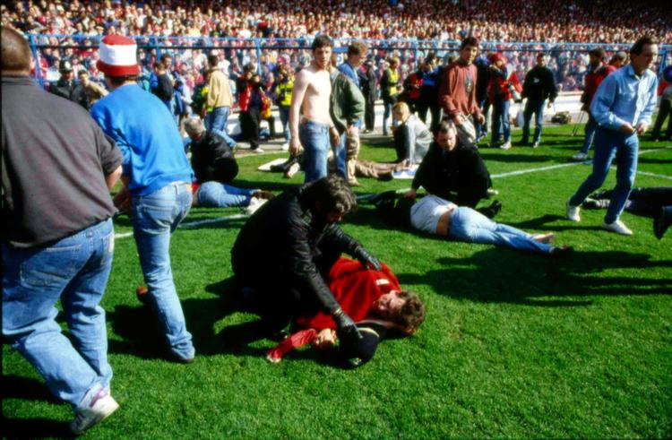 96 blev dræbt, da alt for mange blev lukket ind på Hillsborough Stadium i Sheffield til FA Cup- semifinalen mellem Liverpool og Nottingham Forest den 15. april 1989. Her forsøger man at hjælpe nogle af ofrene. 