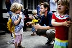 Nanna Corvind Hjort har plukket blomster til sin far Lau, der er mødt op ved bussen for at hente hende. Nanna går i udflytterbørnehave i Solrød Strand og kører hver dag frem og tilbage i bus sammen med resten af børnehaven. 