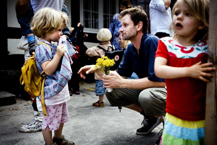 Nanna Corvind Hjort har plukket blomster til sin far Lau, der er mødt op ved bussen for at hente hende. Nanna går i udflytterbørnehave i Solrød Strand og kører hver dag frem og tilbage i bus sammen med resten af børnehaven. 