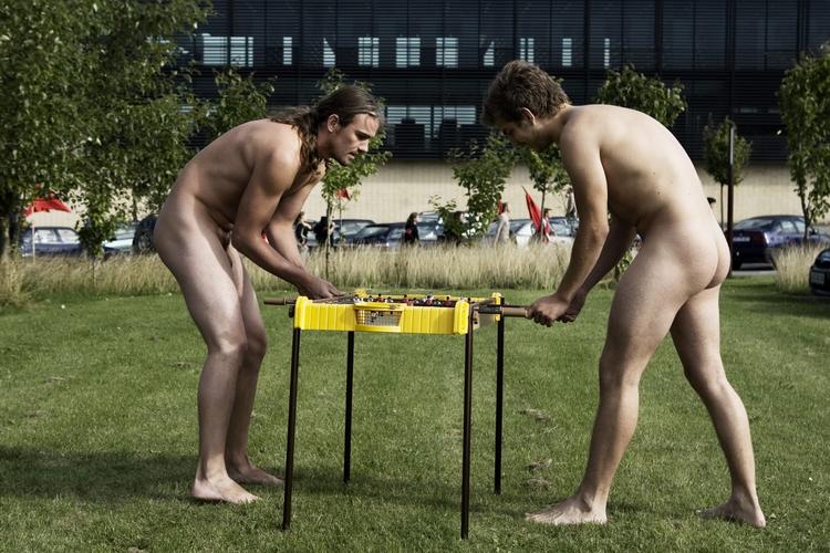 Studiestarten på RUC er kendtegnet ved udbredt nøgenhed. For mange bliver drømmen om nøgenbordfodbold i dag slukket. Arkivfoto. 