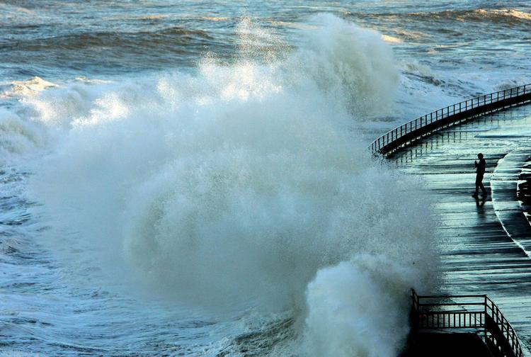 Bølgerne på Vestkysten bliver op til fem høje og vil sluge det meste af stranden i dag og i aften. Arkivfoto 