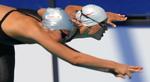 Med en reaktionstid på 0,83 sekund springer Rikke Møller Pedersen (th.) på hovedet til 200 meter brystsvømning, hvor hun satte sin femte danske rekord ved VM. 