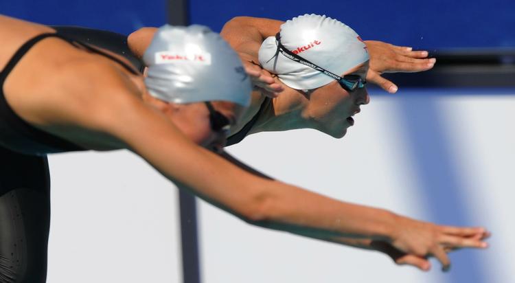 Med en reaktionstid på 0,83 sekund springer Rikke Møller Pedersen (th.) på hovedet til 200 meter brystsvømning, hvor hun satte sin femte danske rekord ved VM. 
