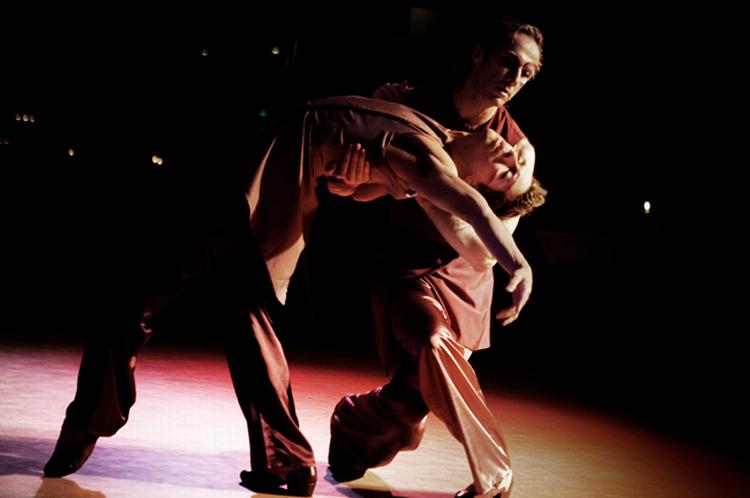 Mange danse indledes med en forhandling om, hvem der fører, og hvem der følger. For det giver ikke sig selv, når to af samme køn danser under Copenhagen Queer Tango Festival. 