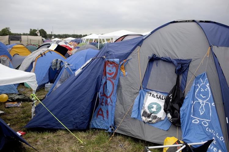 Teltene står tæt på Roskilde Festivalens campingområde. Derfor kan ild i telte hurtigt sprede sig. 