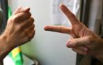 Pointen i sten, saks papir er netop, at det er op til lykkens gudinde, hvem der vinder. Men faktisk har folk en tendens til at vælge den ene mulighed frem for de to andre. Denne viden kan sikre dig sejren. 