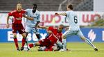 Klumpsil i Randers' forsvarsfelt. Den liggende Kenneth Møller Pedersen kan ikke forhindre HSVs Paolo Guerrero i at score til 1-0, da Randers FC torsdag hjemme i Randers tog imod tyske Hamburger SV i den første af to kvalifikationskampe i Europa League. 
