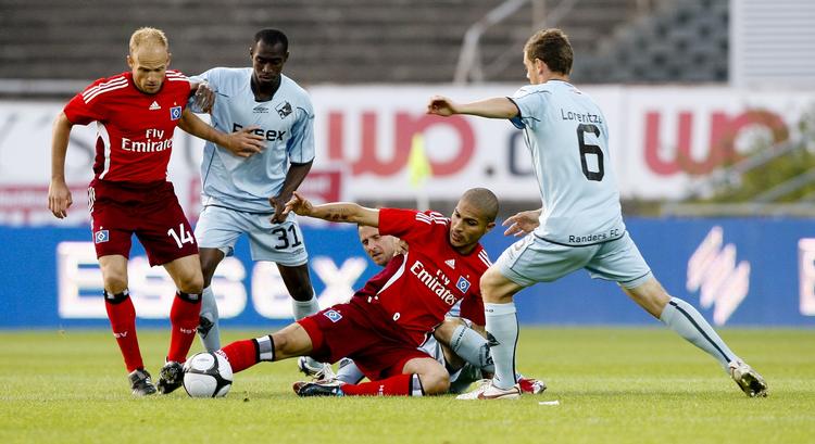 Klumpsil i Randers' forsvarsfelt. Den liggende Kenneth Møller Pedersen kan ikke forhindre HSVs Paolo Guerrero i at score til 1-0, da Randers FC torsdag hjemme i Randers tog imod tyske Hamburger SV i den første af to kvalifikationskampe i Europa League. 