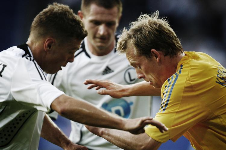 Brøndbys Michael Krohn-Dehli i nærkamp med et par af de polske modstandere. 