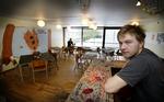 Holbæk Seminarium er et af de mange seminarier i provinsen, hvor der er ledige studiepladser, fordi de kommende lærere foretrækker at blive uddannet i de store byer. Arkivbilledet fra vinteren 2006 viser Rasmus Borg Mortensen bag bardisken i den nærmest mennesketomme Studiecafeen. 