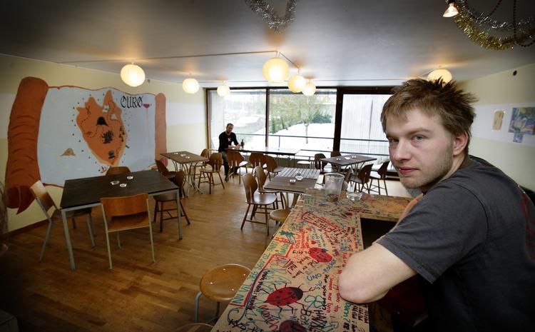 Holbæk Seminarium er et af de mange seminarier i provinsen, hvor der er ledige studiepladser, fordi de kommende lærere foretrækker at blive uddannet i de store byer. Arkivbilledet fra vinteren 2006 viser Rasmus Borg Mortensen bag bardisken i den nærmest mennesketomme Studiecafeen. 