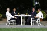 Betjent James Crowly, professor Henry Louis Gates jr., vicepræsident Joe Biden og præsident Barack Obama mødtes i går til en øl i Rosenhaven i Det Hvide Hus. 