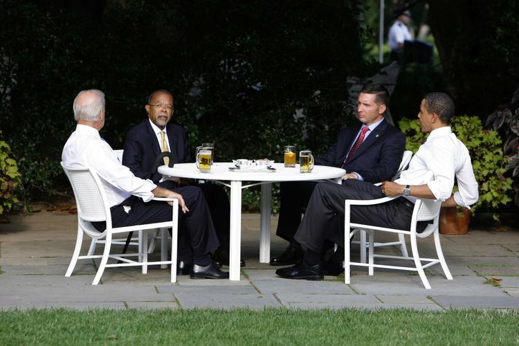 Betjent James Crowly, professor Henry Louis Gates jr., vicepræsident Joe Biden og præsident Barack Obama mødtes i går til en øl i Rosenhaven i Det Hvide Hus. 