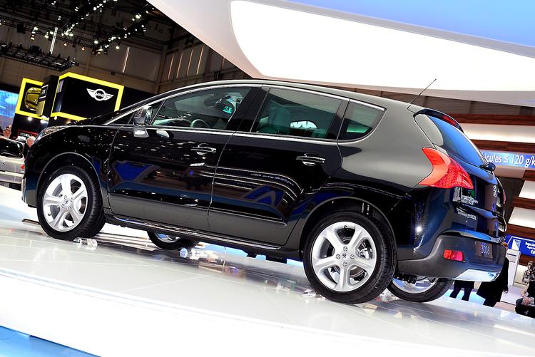 Peugeot 3008 er høj og rummelig, men i første omgang kun med fem sæder. Syvsædet version følger. 