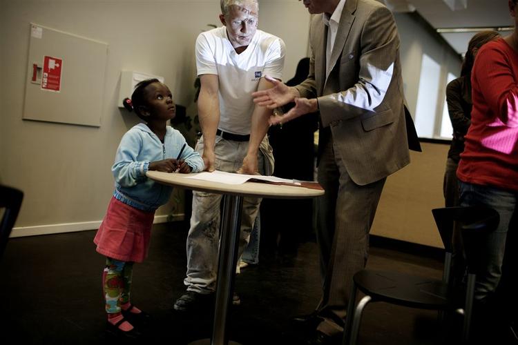 Foto fra Informationsmøde i Udlændingeservice, hvor Simon Wiboe og hans 4-årige datter Jamira søger om familiesammenføring med Jamiras mor Alisha. 