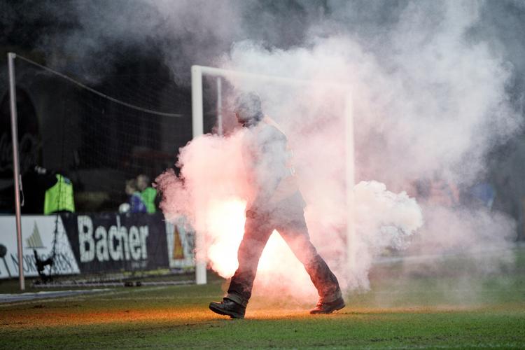 Brøndby-fans kastede romerlys ind på banen under en kamp mod FCK i 2007. 