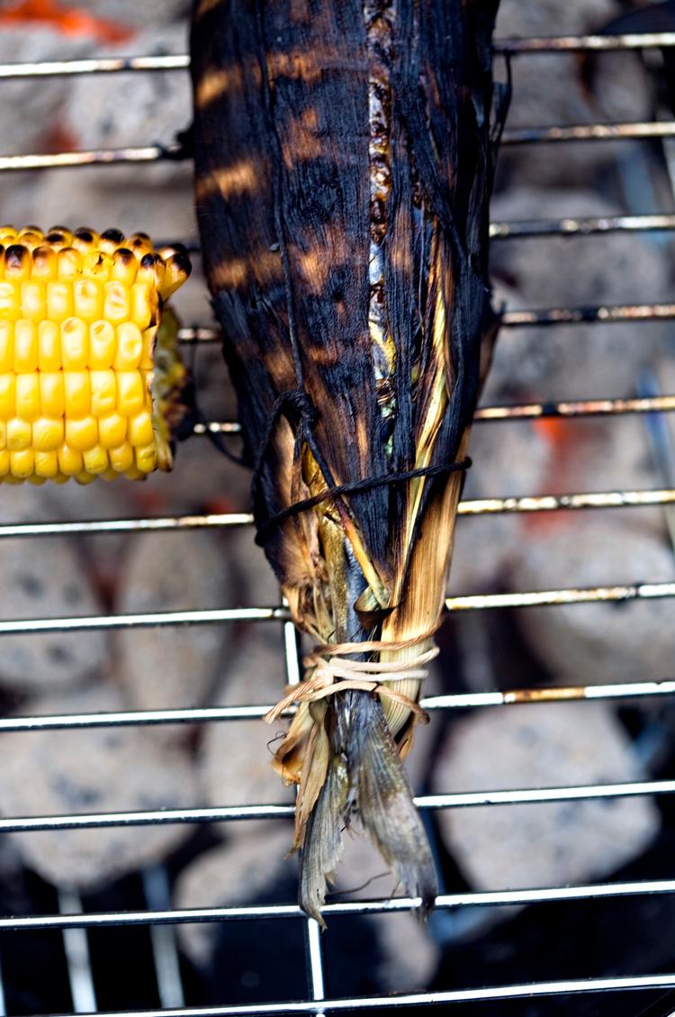 Hvis man  er glad for røget makrel, er denne ret  fantastisk. Makrellen, der er lun og  letrøget med toner af ristet majs, bliver ikke bedre. Man skal dog ikke være  bange for at give fisken for lidt. Hvis  den får for meget, bliver det kedeligt. Foto: Tobias Selnæs Markussen 