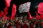 Fans af Hapoel Tel Aviv i højt humør. Nu skal to af holdets stjerner besvare svensk politis spørgsmål om en påstået voldtægt. 