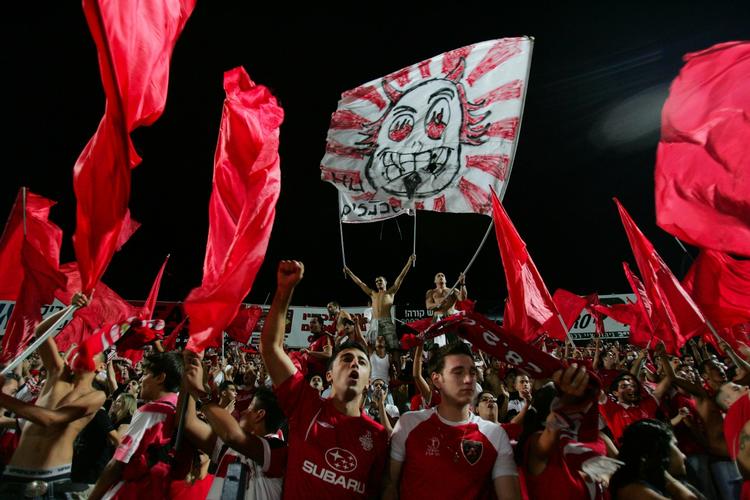 Fans af Hapoel Tel Aviv i højt humør. Nu skal to af holdets stjerner besvare svensk politis spørgsmål om en påstået voldtægt. 