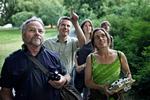 Hans Baagøe fra Zoologisk Museum, Ayia Gretoft, Københavns Kommune og de frivillige flagermusjægere Lars Bredsmose, Christina Lunde og John Frisenvænge i færd med at opspore de flagrende dyr i Fælledparken. Foto: Jens Dresling. 