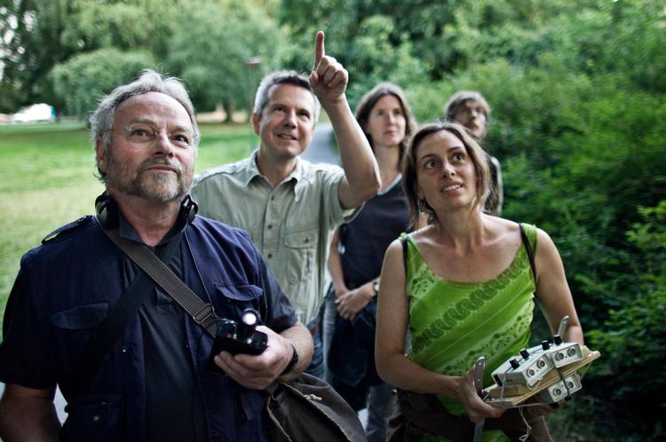 Hans Baagøe fra Zoologisk Museum, Ayia Gretoft, Københavns Kommune og de frivillige flagermusjægere Lars Bredsmose, Christina Lunde og John Frisenvænge i færd med at opspore de flagrende dyr i Fælledparken. Foto: Jens Dresling. 