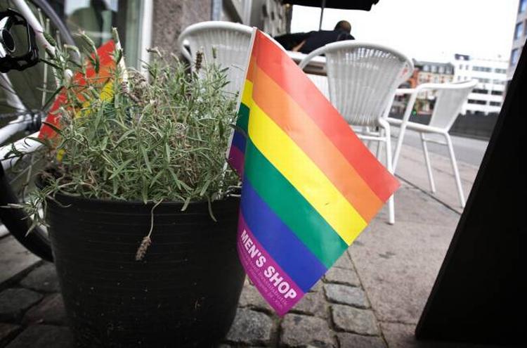 Regnbueflag på Cafe Focus i Frederiksborggade. 