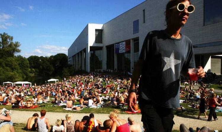 Chill. Metrologerne har lovet medvind og sol hele weekenden, når den elektroniske musikevent Stella Polaris rammer Århus og København. Også sidste år var Stella Polaris (her i Østre Anlæg) heldig med vejret. 